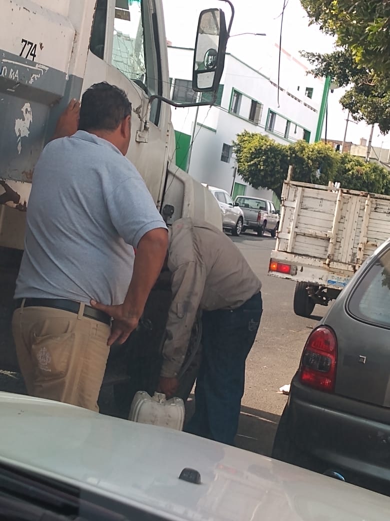 Los dos servidores públicos mencionados se encontraban en los cruces de las calles Calzada del Águila y España de la colonia Moderna. (Víctor Hugo Orn