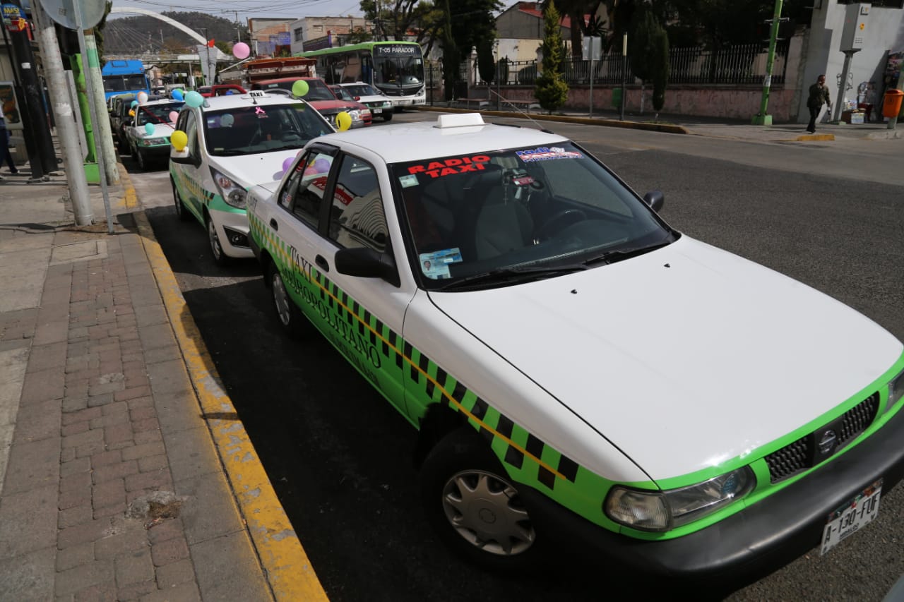 Taxistas han dejado de hacer viajes foráneos por el temor de no encontrar gasolina en la carretera. (Jorge Sánchez)