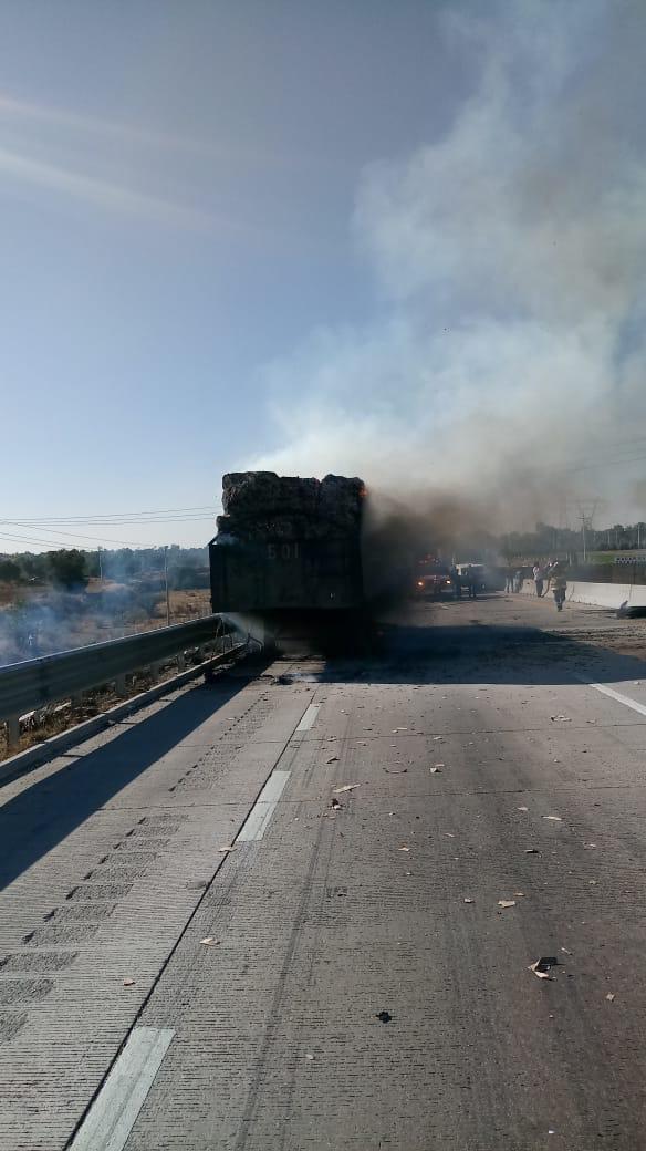 Una unidad pesada que transportaba cartón se incendió (Especial)