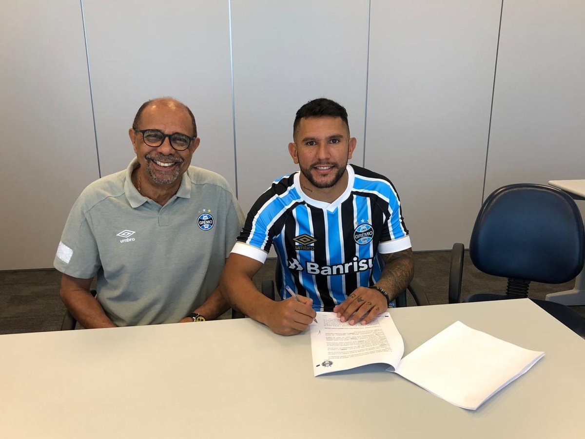 Walter Montoya en su presentación con el Gremio de Porto Alegre (Twitter @gremio_es)