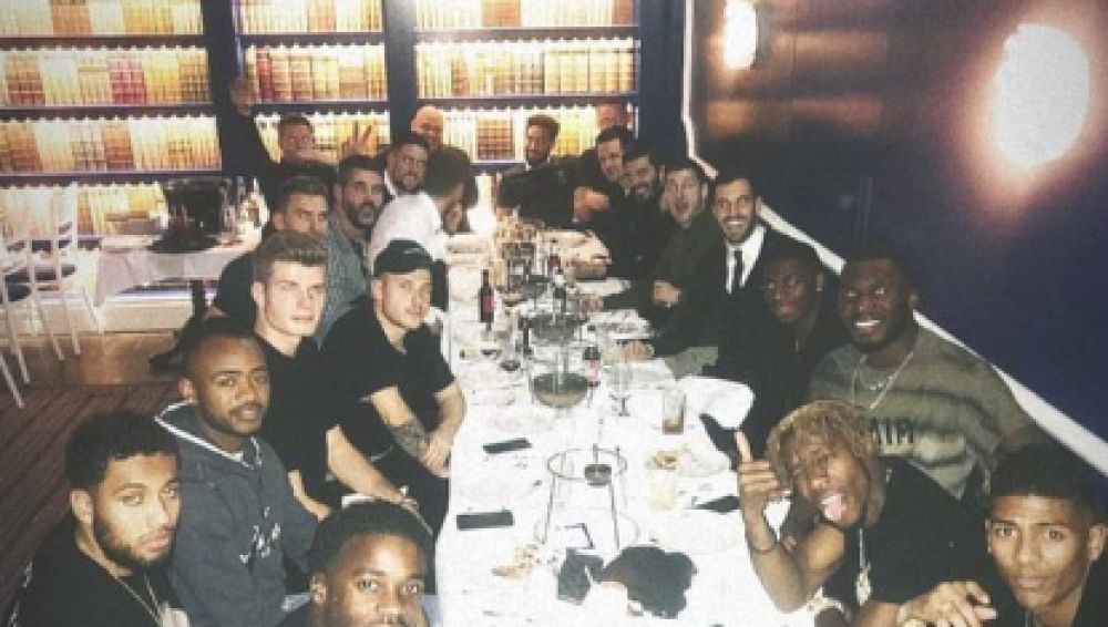 Wayne Hennessey en un restaurante con sus compañeros del Crystal Palace (Instagram Max Meyer)