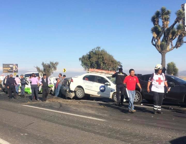 Al menos 10 vehículos se vieron afectados por el choque. (Especial)