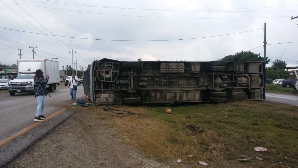 Autoridades aseguran que el accidente se da como consecuencia del pavimento mojado (Jesús Alberto García)