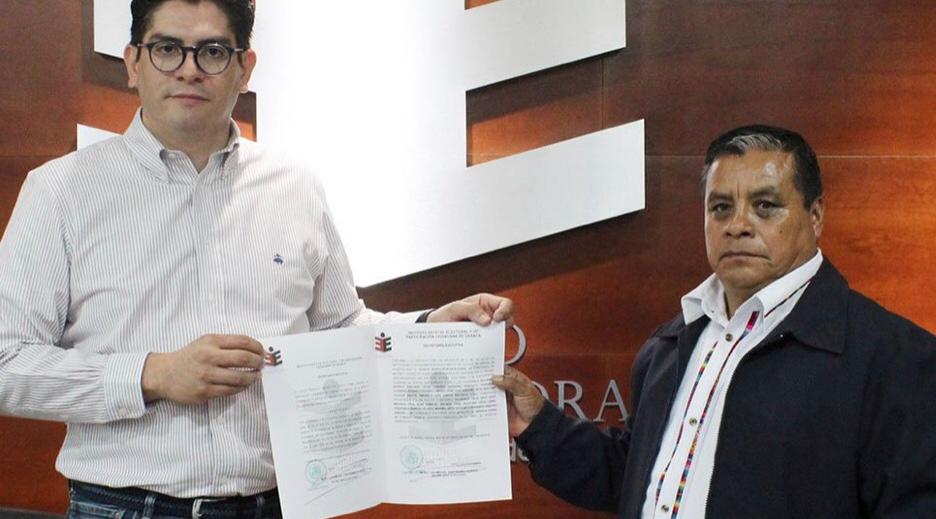 El IEEPCO entregó la constancia de validez a Gaudencio Ortiz Cruz. (ÓScar Rodríguez)