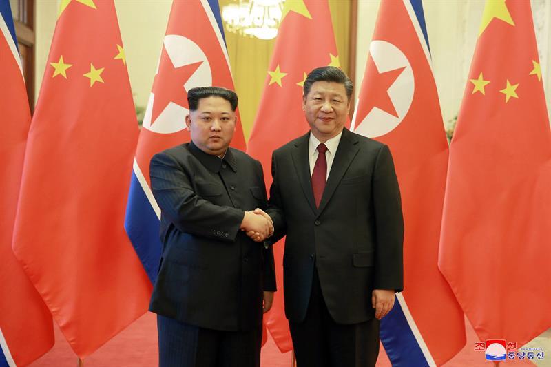 El líder norcoreano Kim Jong Un (izq.) durante su encuentro con el presidente chino, Xi Jinping.