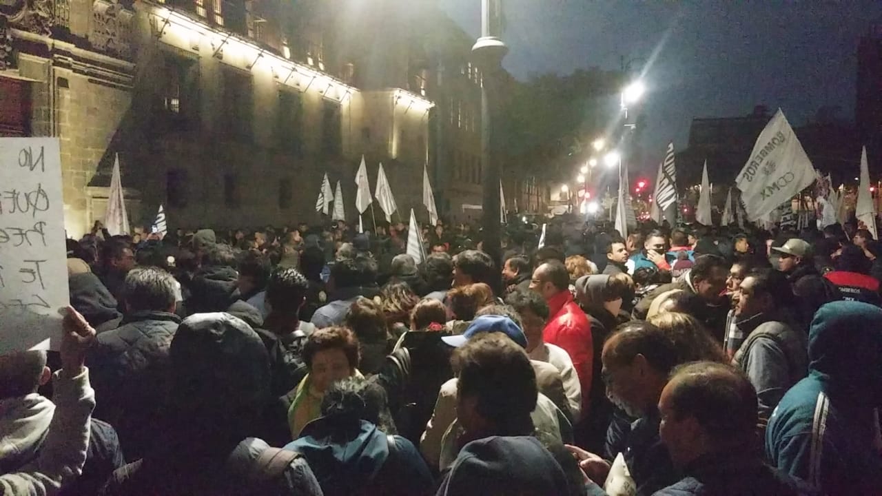 Miles se manifiestan frente a Palacio Nacional. (Héctor Téllez | Milenio)
