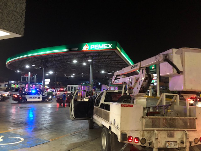 Desde la noche del martes se observó que en varias de las estaciones de servicio en Saltillo se formaron largas filas. (Agencia Infonor)