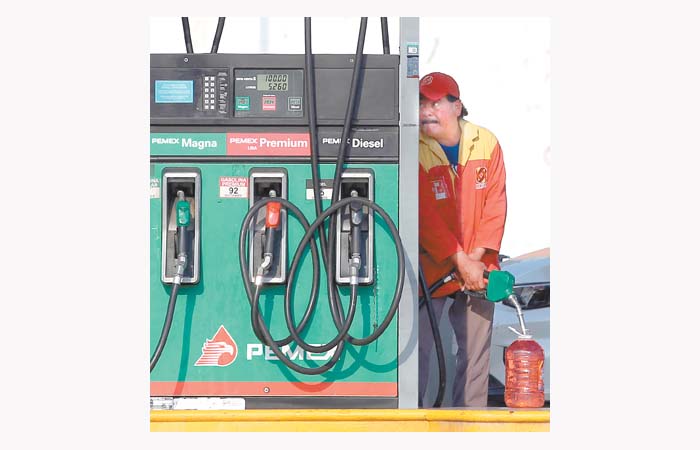 Algunas personas optaron por comprar combustible en botellas ante el temor. JORGE LÓPEZ