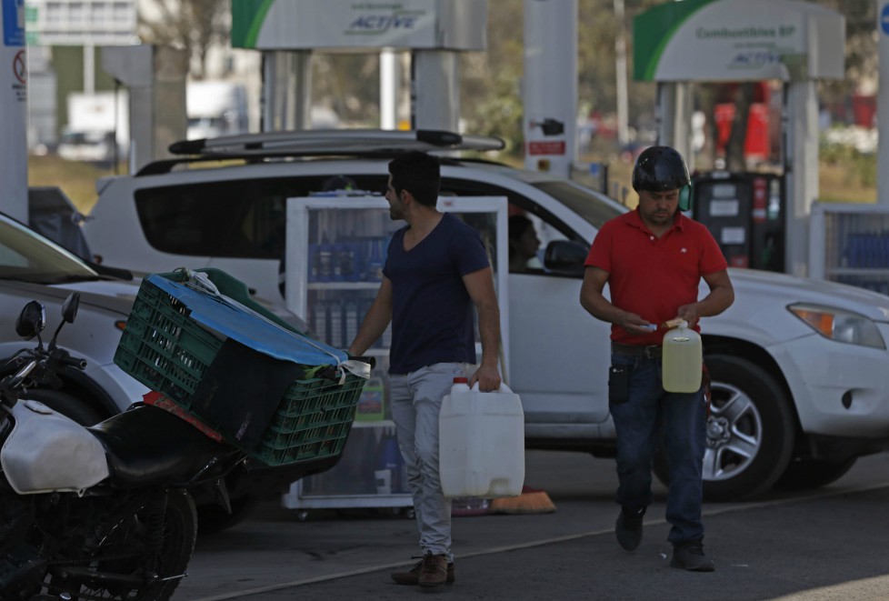 Para prevenir la reventa de gasolina se prohibirá que se despache en bidones. (Fernando Carranza)