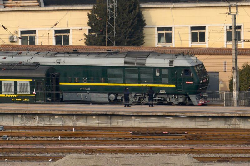 El tren del líder norcoreano, verde y con una línea amarilla, partió de la estación central de Pekín. (AFP)