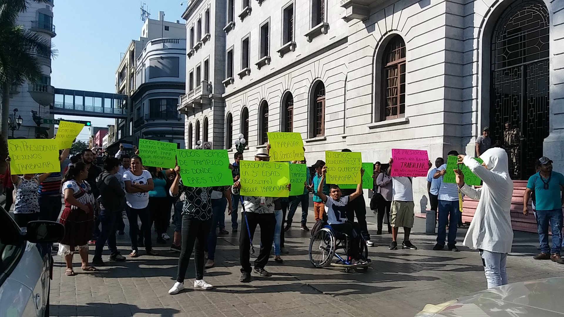 Comerciantes ambulantes se manifiestan.