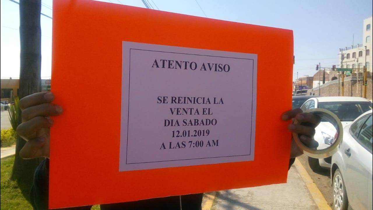Han colocado letreros informando que no abrirán hasta el sábado