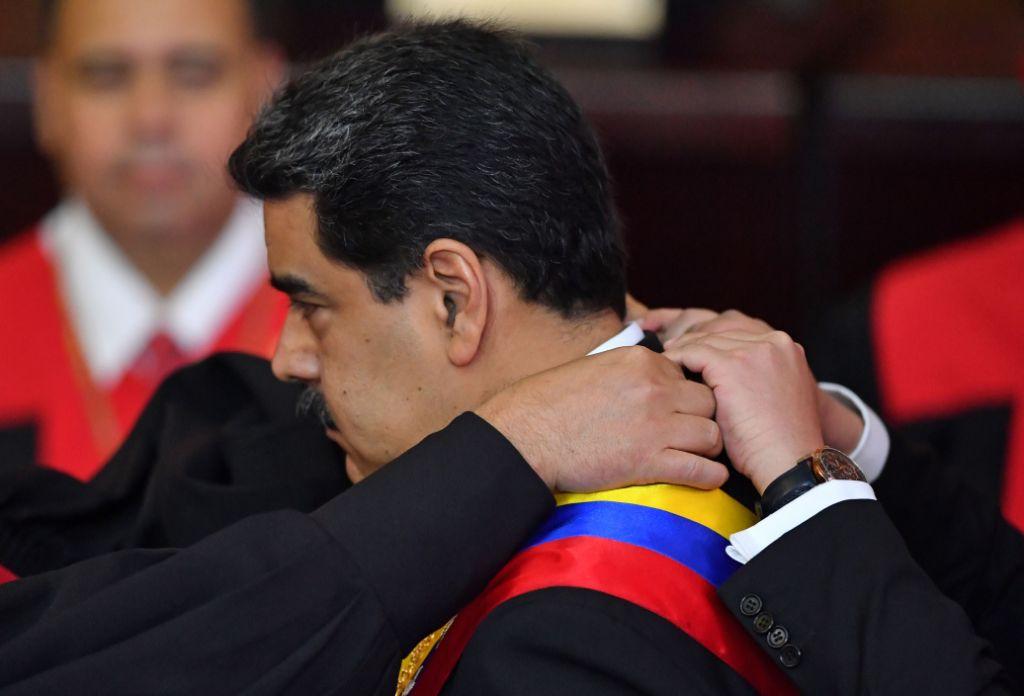 Nicolás Maduro recibe la banda presidencial venezolana (Reuters)