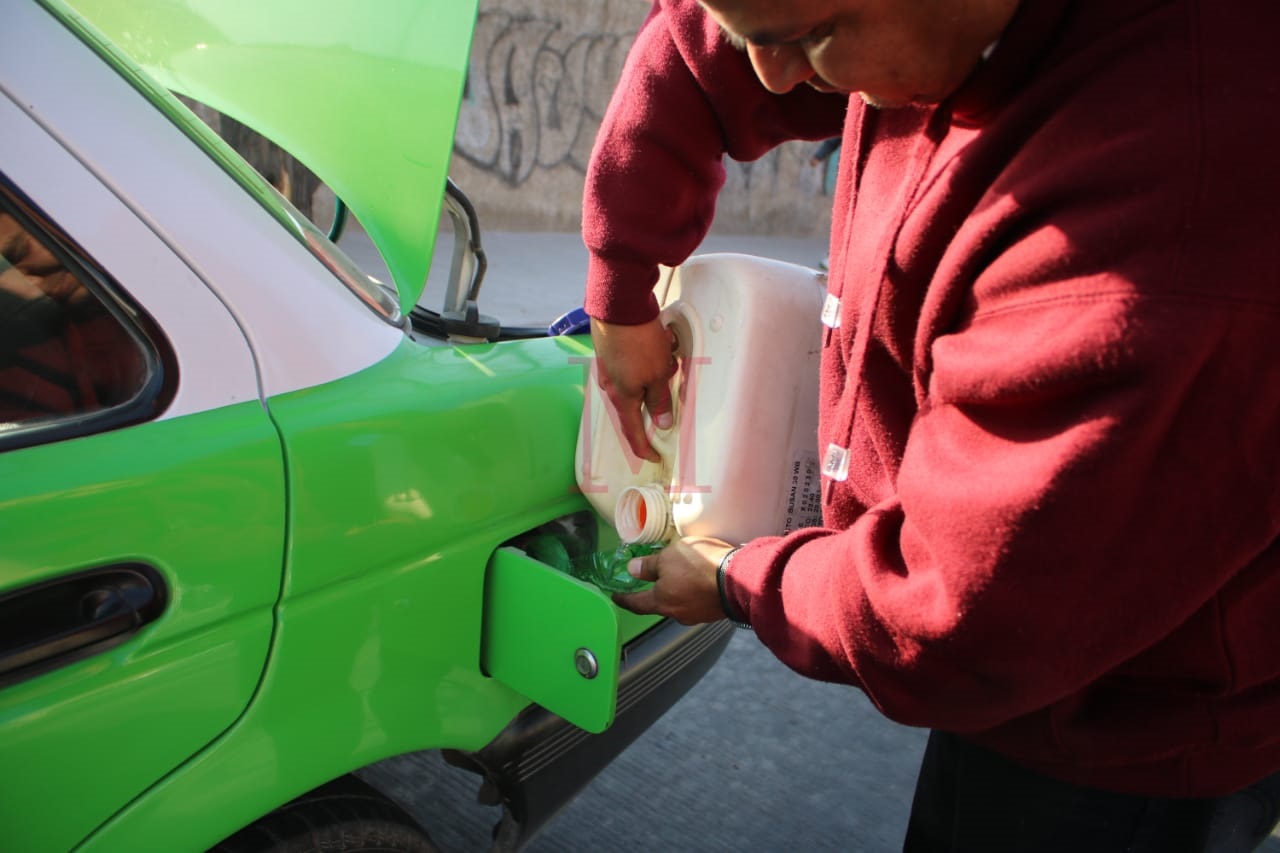 Ante desabasto de combustible, taxistas pagan platos rotos