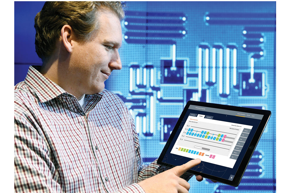 Jay Gambetta, científico de IBM, interactúa con la primera computadora cuántica a través de una tableta.