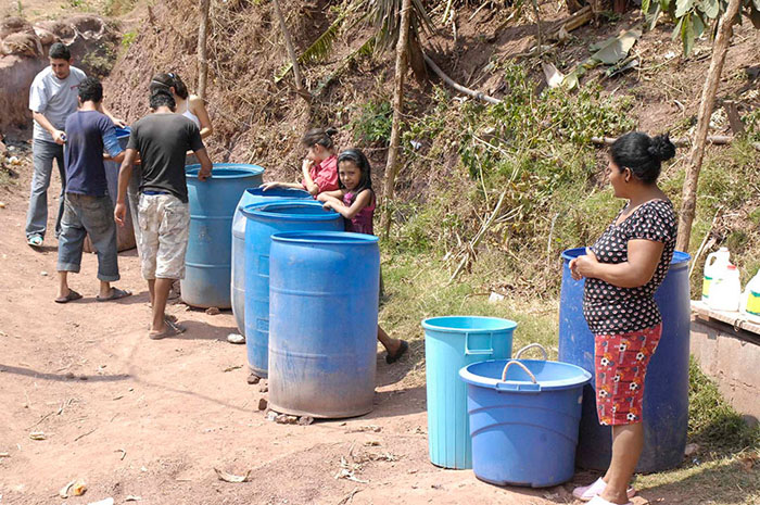 Los habitantes no tienen agua debido al cierre de las válvulas. (Especial)