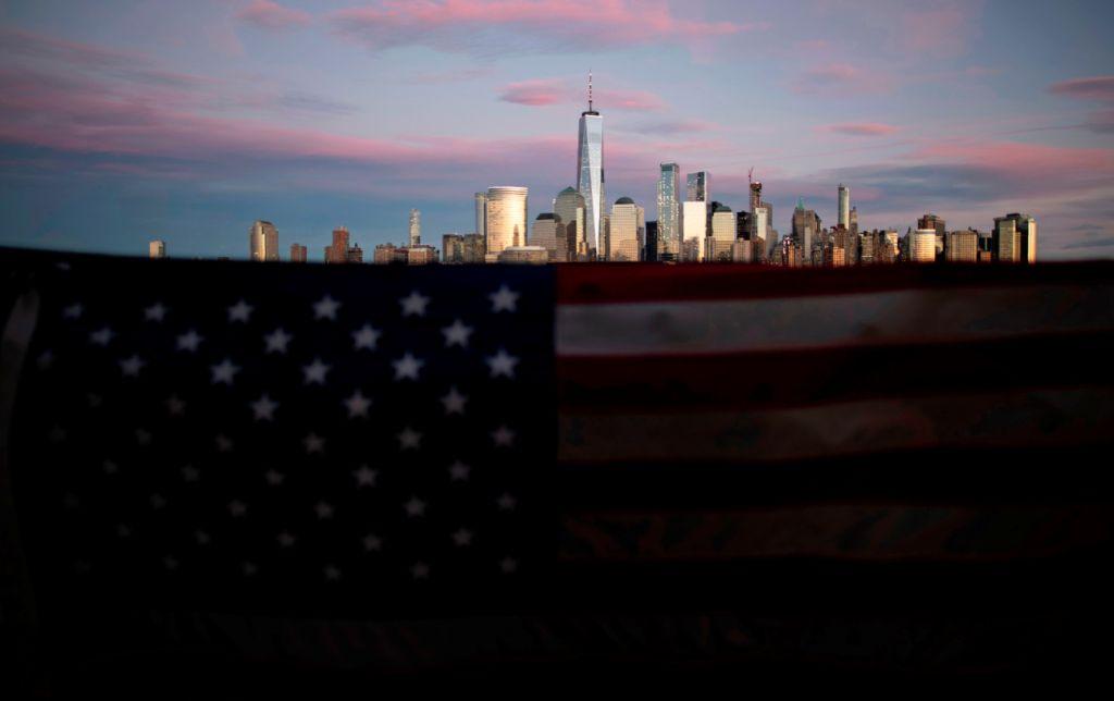 Estados Unidos. Una bandera estadunidense limita el horizonte de Manhattan en la ciudad de Nueva York. (AFP)