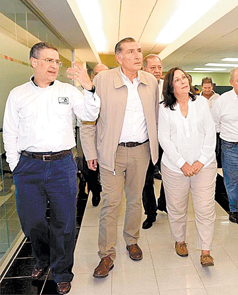 El gobernador de Tabasco (centro) y la funcionaria. (Especial)