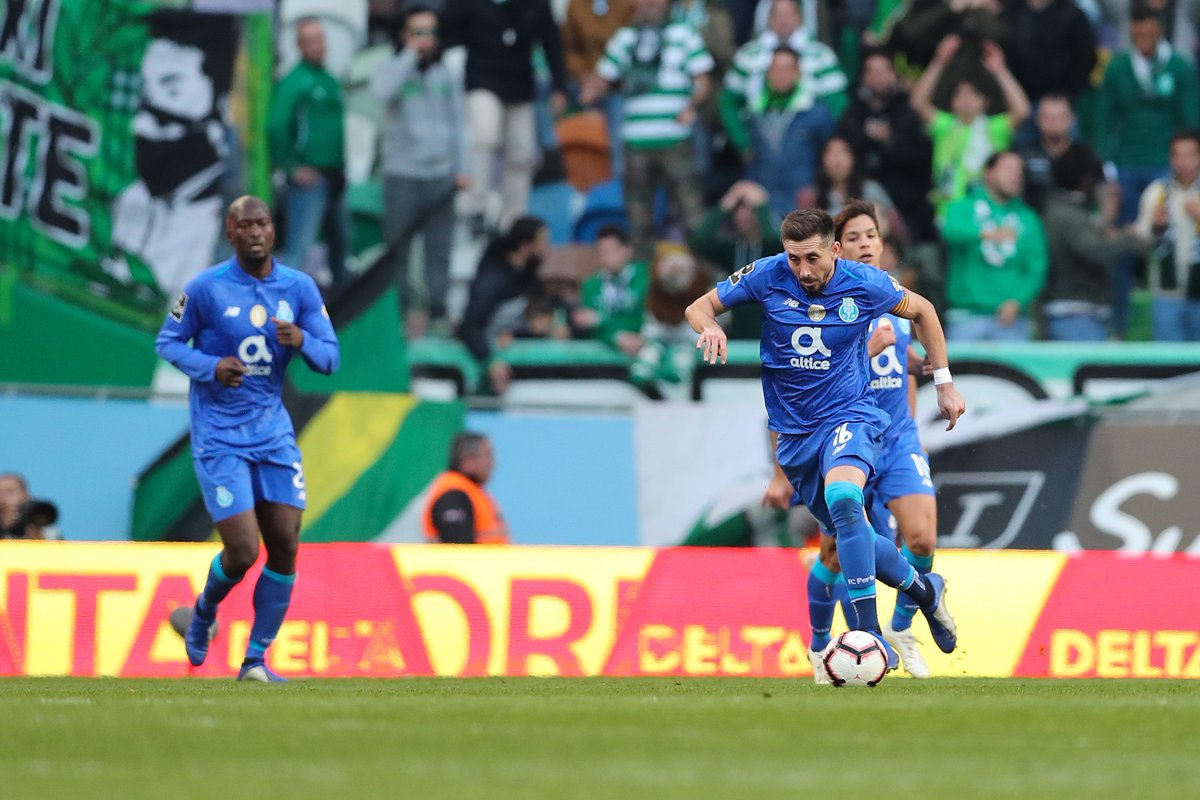 Héctpr Herrera fue titular en el empate del Porto ante el Sporting de Lisboa (Twitter @FCPorto)