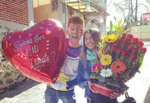 El joven declaro su amor con una canción de Dragon Ball GT. (Instagram)