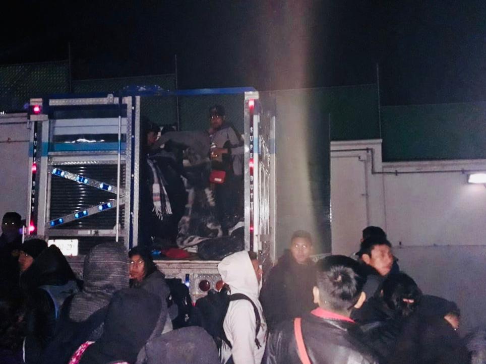 Los migrantes fueron trasladados a las instalaciones de la Fiscalía en la capital chiapaneca (Abraham Jiménez)