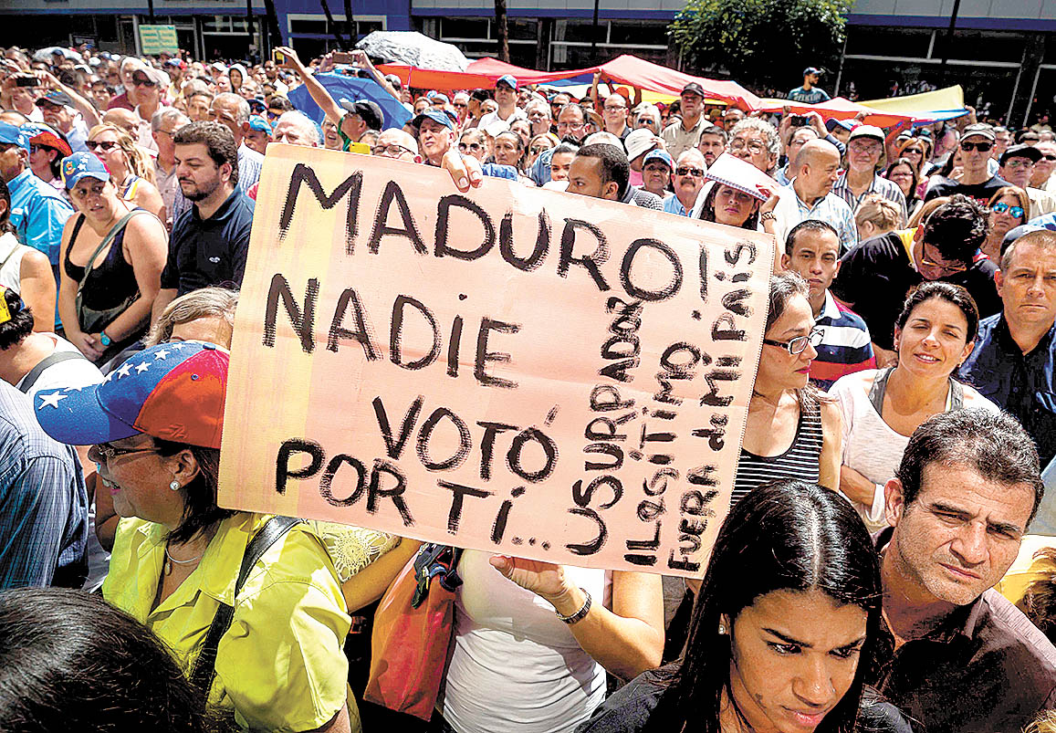 Miles se concentraron para denunciar al gobierno ilegítimo. (EFE)