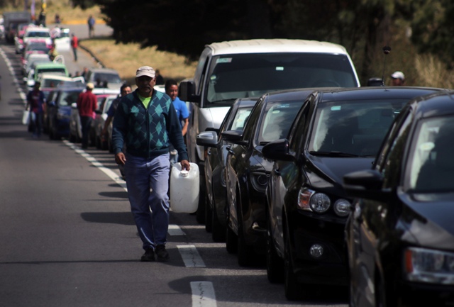 EN Morelos, los automovilistas hacen largas filas para cargar combustible/Cuartoscuro.