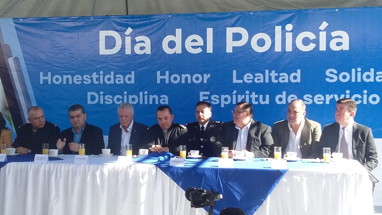Reconocieron a los agentes con 25 años en la corporación. (Manuel Guadarrama)
