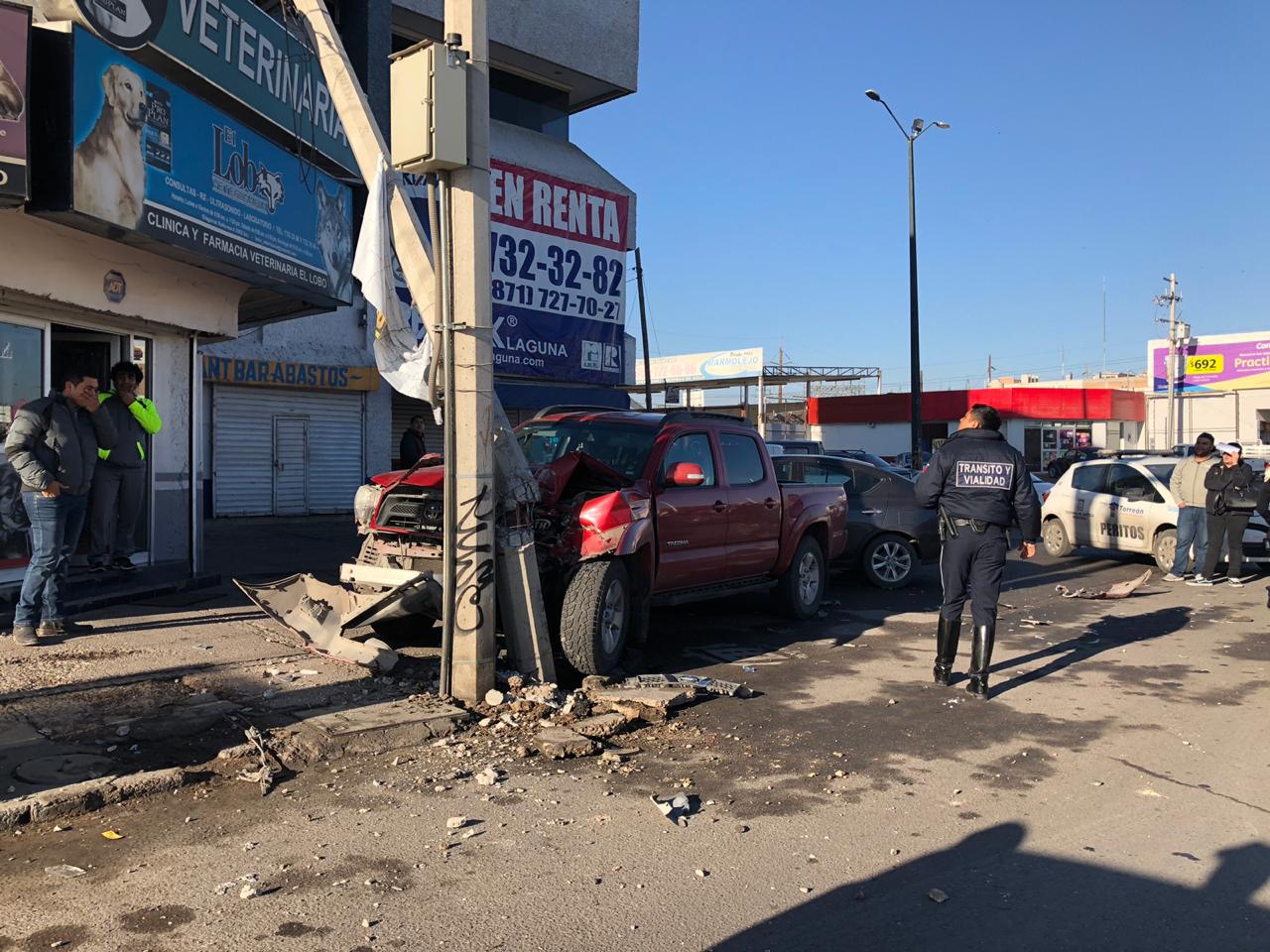 La Toyota terminó contra un poste y arrolló a una mujer. (Notivox Laguna)