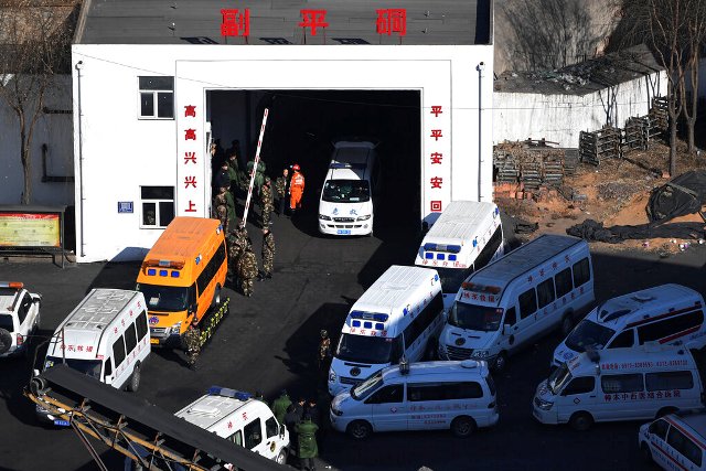 Los equipos de emergencia lograron rescatar a 66 personas. (AP)