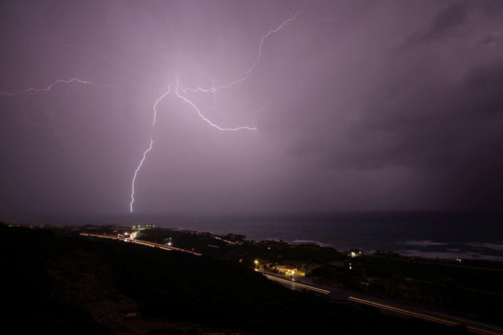 Líbano - Los rayos caen sobre la ciudad costera de Batroun al norte de la capital, Beirut - AFP.