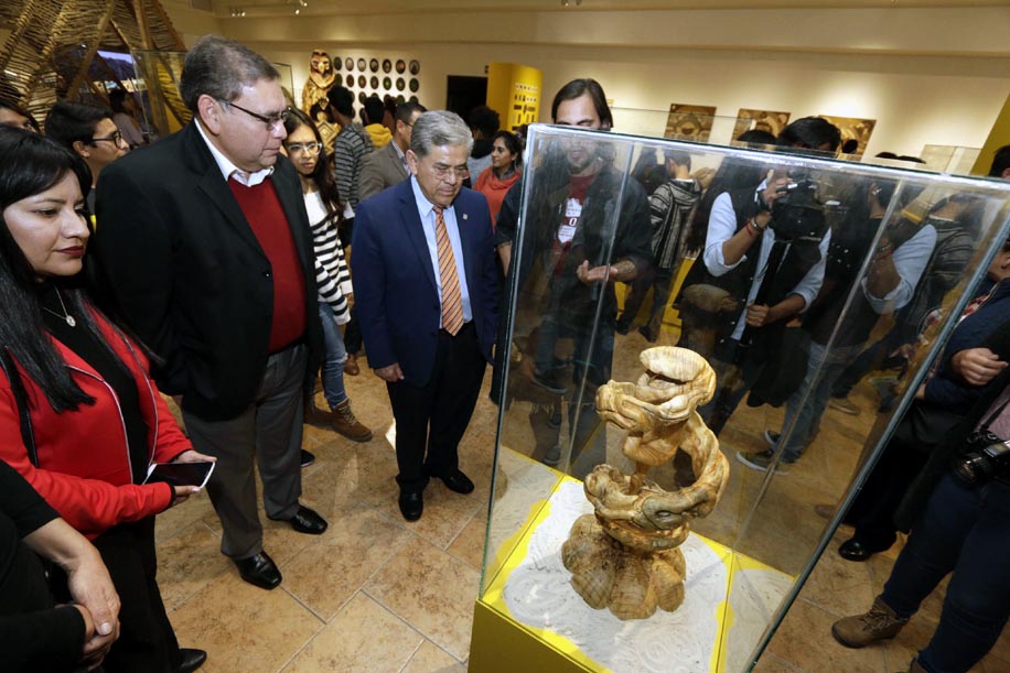 El rector de la UAdeC, Salvador Hernández  Vélez fue acompañado por el director del Museo del Desierto, Arturo González. (Cortesía)