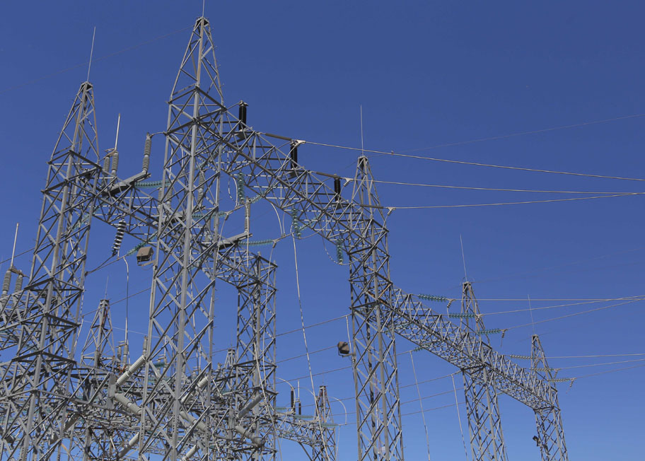 La Comisión Federal de Electricidad ya trabaja en la reposición de postes y cableados, estimando que el servicio podría restablecerse hoy. (Manuel Gua