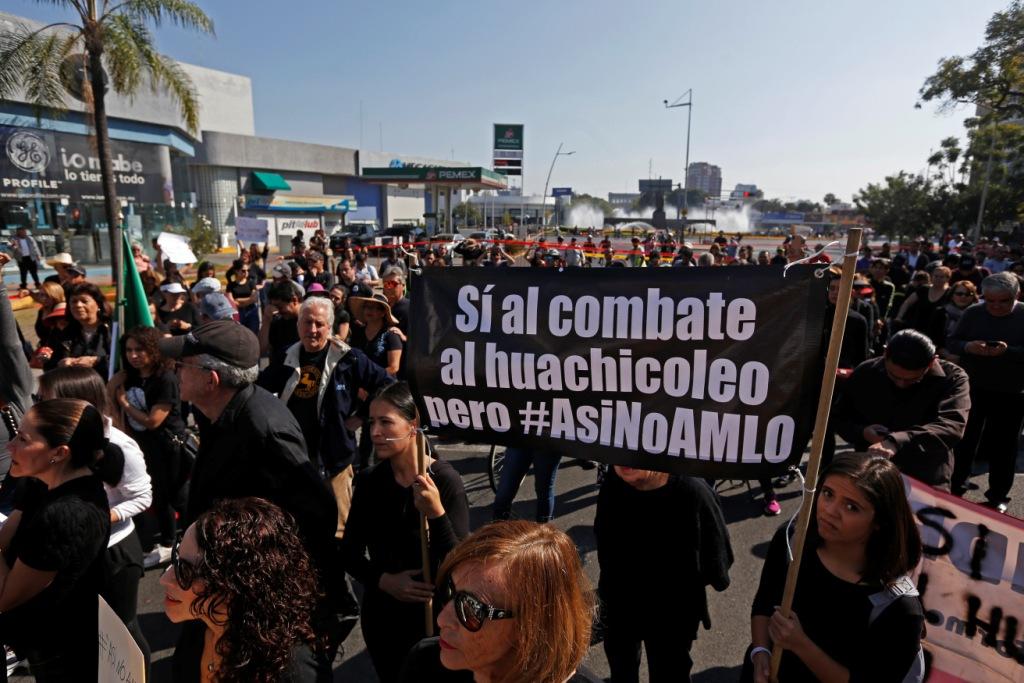 Decenas de personas protestaron en Guadalajara por la falta de gasolina. (Cuartoscuro)