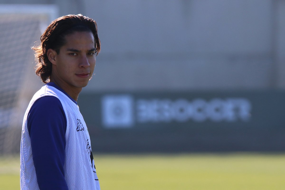 Diego Lainez tuvo su primer entrenamiento con el Real Betis (Twitter @RealBetis)