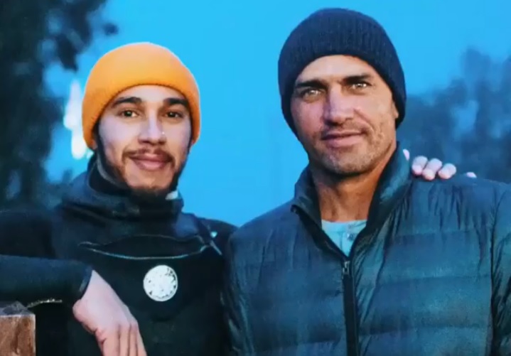 Lewis Hamilton practica surf con la leyenda Kelly Slater (Instagram)