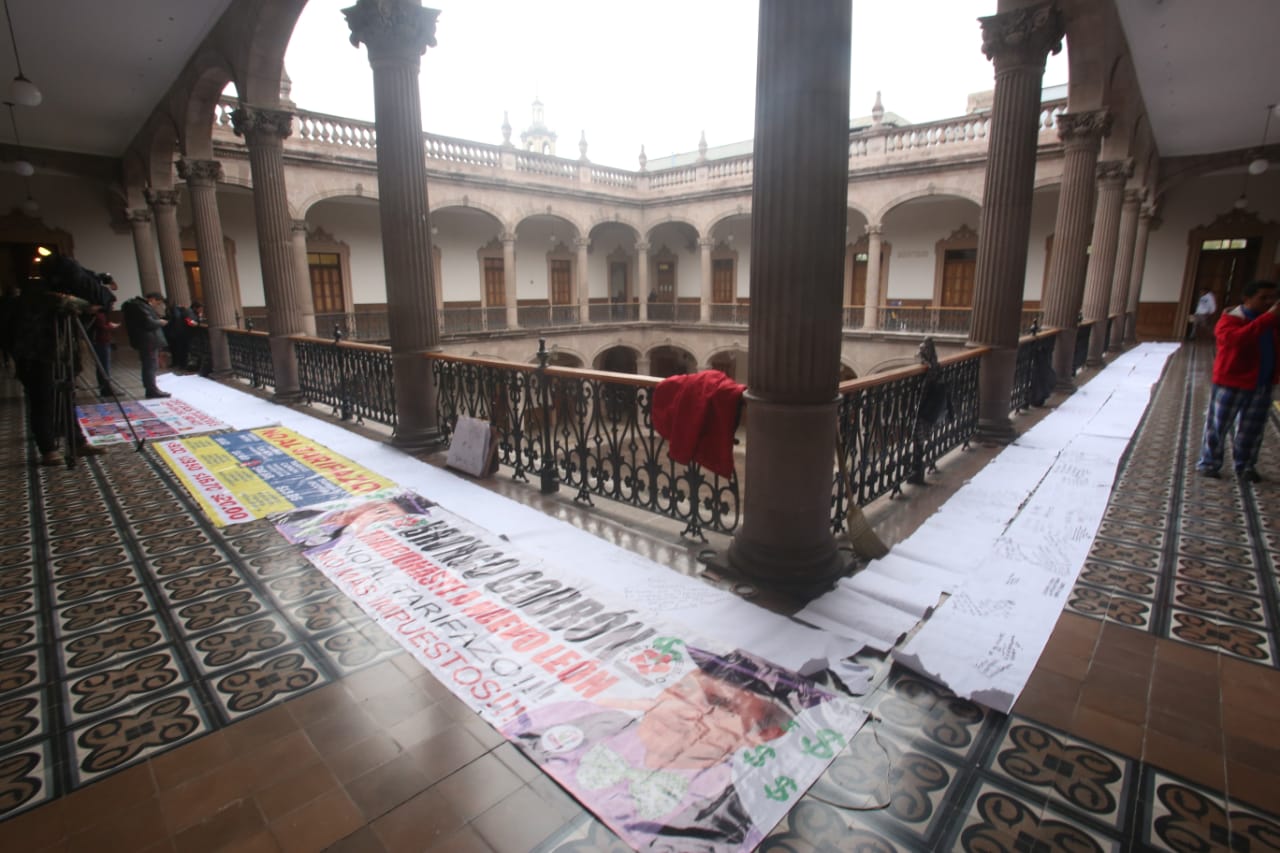 Únete Pueblo realiza un plantón en Palacio de Gobierno desde hace una semana.