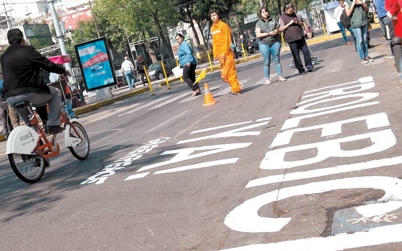 Activistas de Greenpeace han exigido la construcción de la vía que correría por Eje Central de Norte a Sur. (Cuartoscuro)