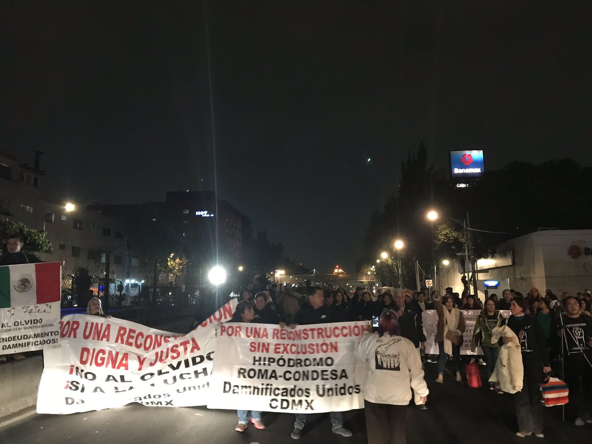 Damnificados del 19-S bloquearon la calzada de Tlalpan. (@DUCDMX)