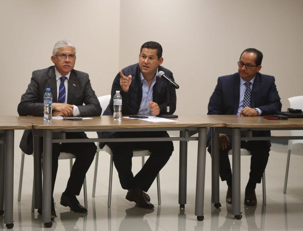 Diego Sinhue Rodríguez Vallejo, en reunión con empresarios gasolineros