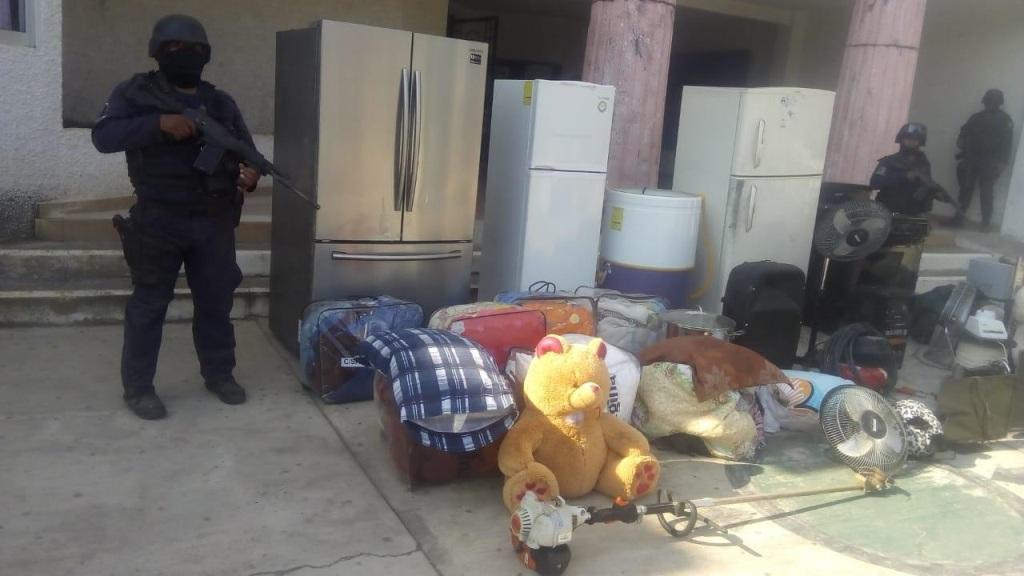 Elementos de seguridad hallaron objetos robados durante un enfrentamiento ayer.