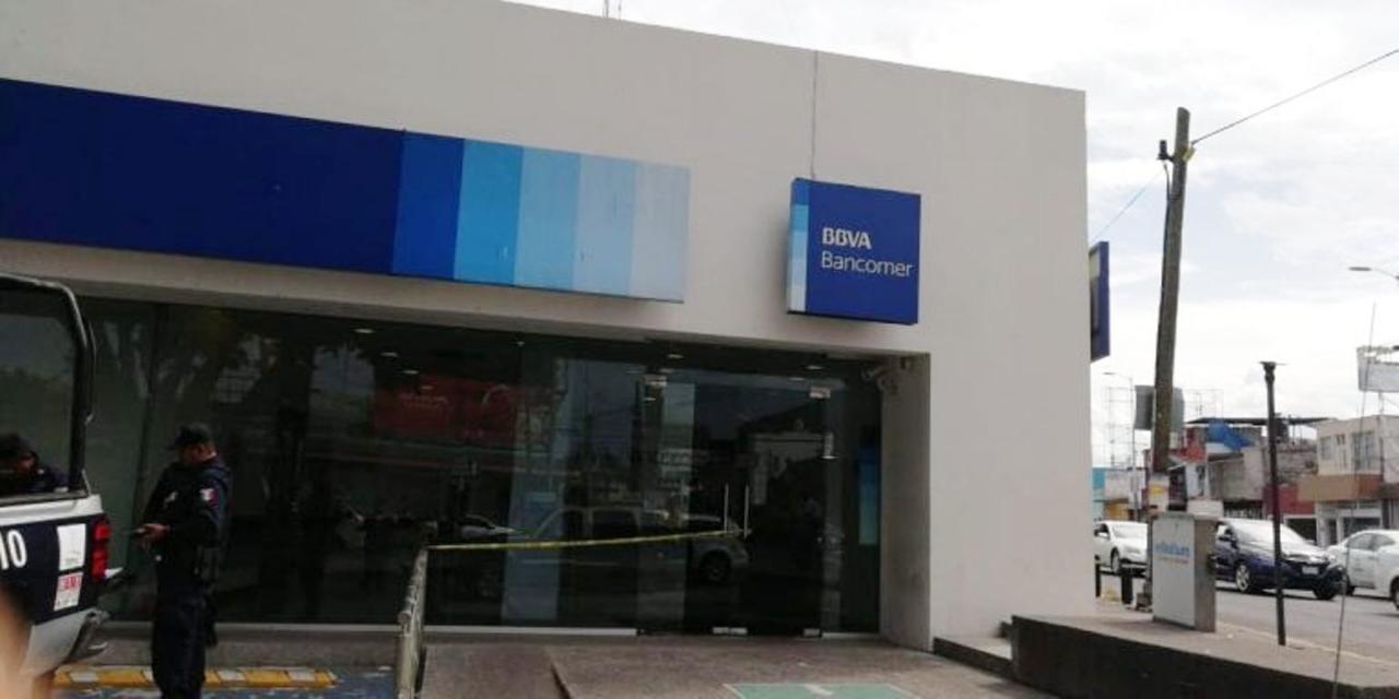 El hombre asaltó la sucursal bancario al mediodía. (Salvador Arellano)