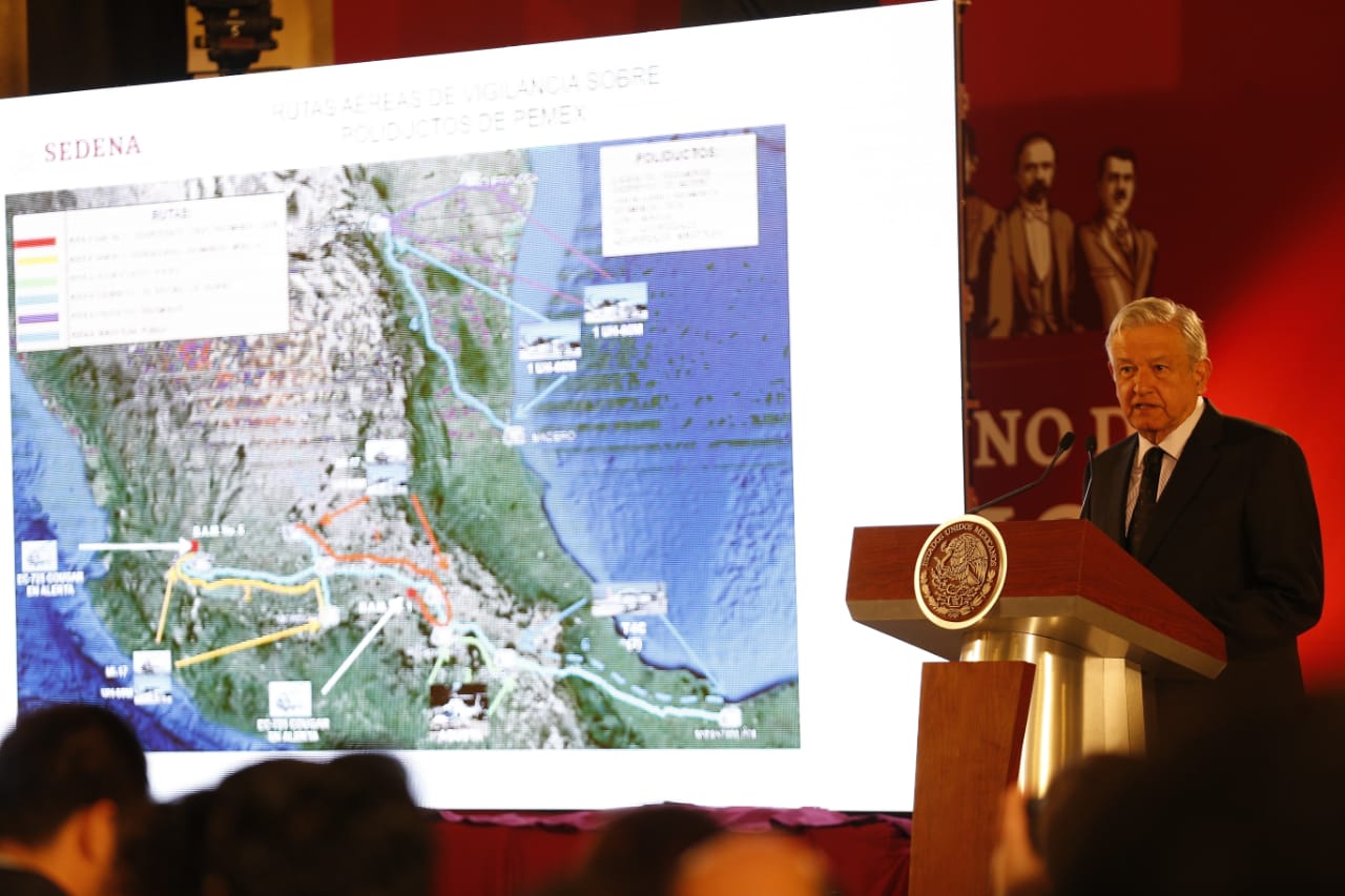 López Obrador dijo que se reforzará la seguridad de 311 kilómetros de territorio donde hay ductos. (Héctor Téllez)