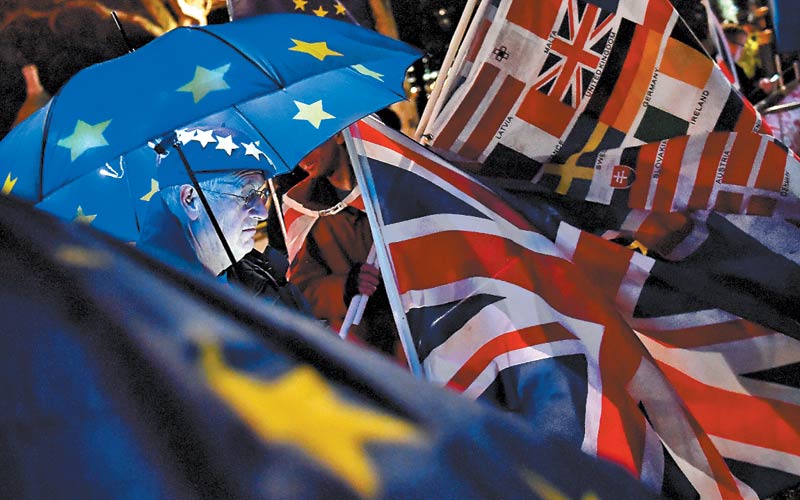 Manifestantes pro Europa protestaron ayer afuera del Parlamento en Londres. (Reuters)