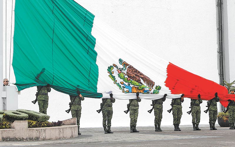 Militares arrían la bandera durante la ceremonia cívica en la sede de la Segob. (Ariana Pérez)