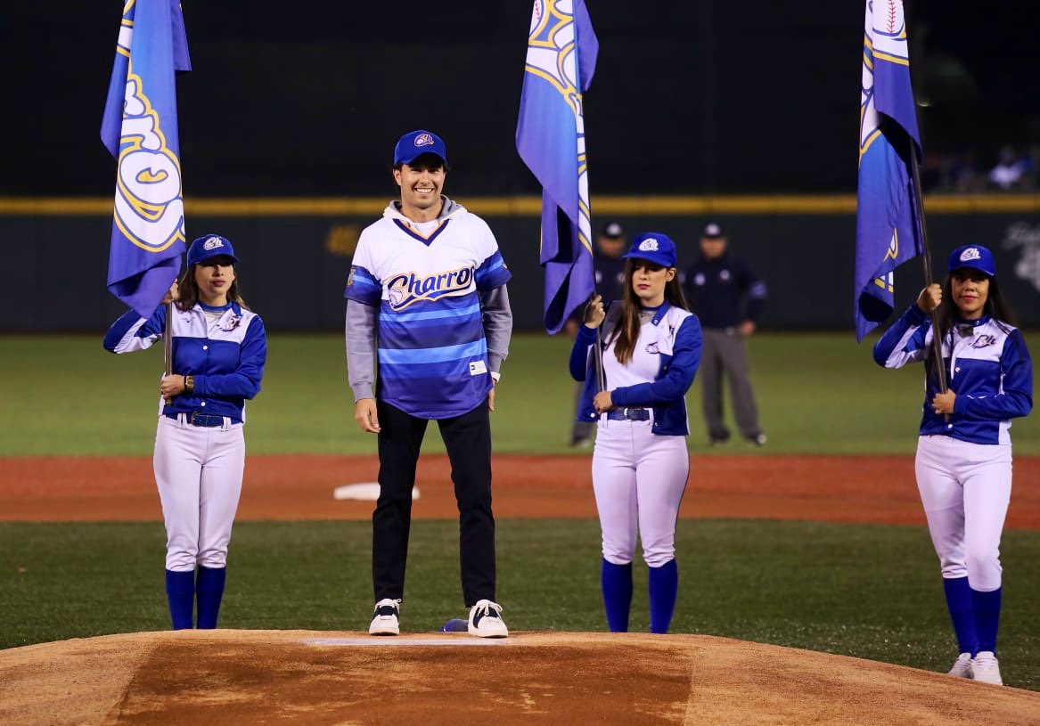 Sergio Pérez cantó el clásico “Play Ball”. (Cortesía)