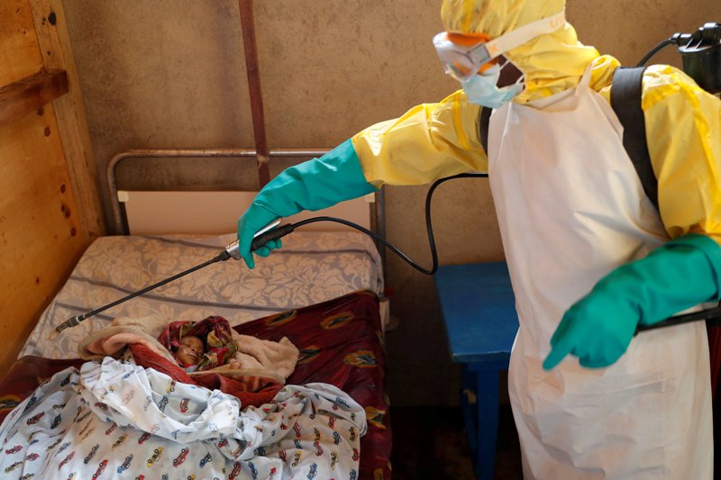 Los trabajadores de la salud han enfrentado serios desafíos para atender a los enfermos y contener la epidemia. (Reuters)