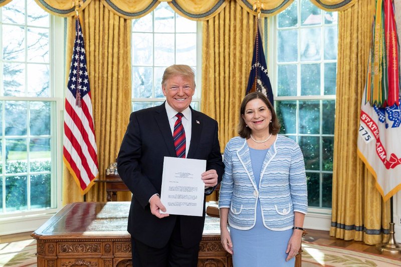 Trump y Bárcena Coqui en la Oficina Oval.  (Tomada de @Martha_Barcena)