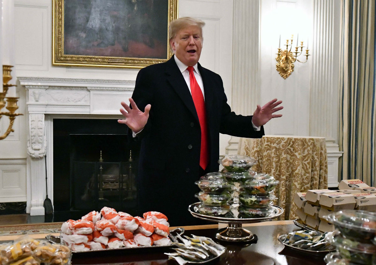 Trump ordenó mil hamburguesas para recibir a los campeones universitarios de futbol americano. (Reuters)