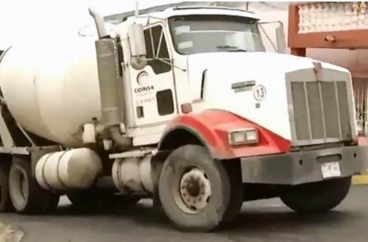 El vehículo Altima, modelo 2005, que se llevó a su paso, quedó cubierto de cemento.